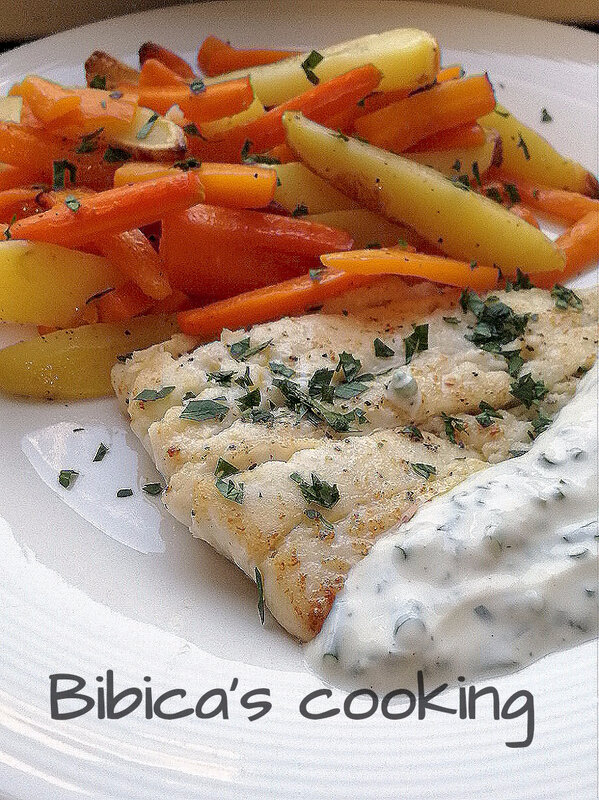 Églefin sauce ciboulette accompagné de carottes et de pommes de terre gros plan