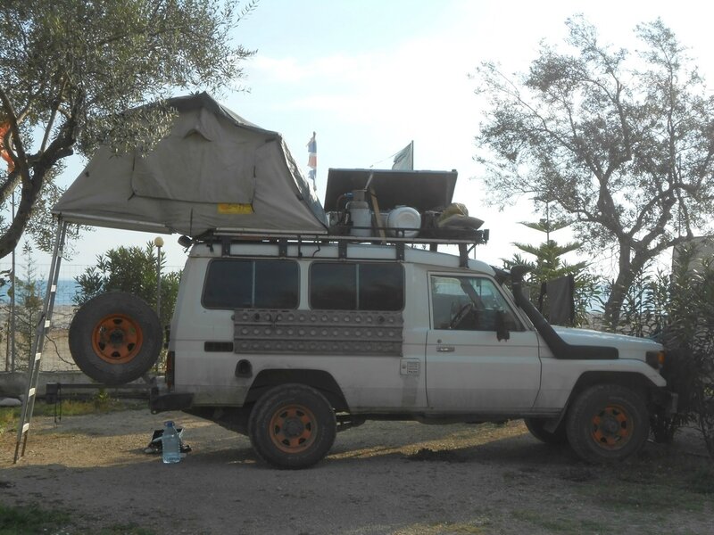 Le 4X4 de Fleur et Eelco rencontrés dans le camping Kranea à côté d'Himarë