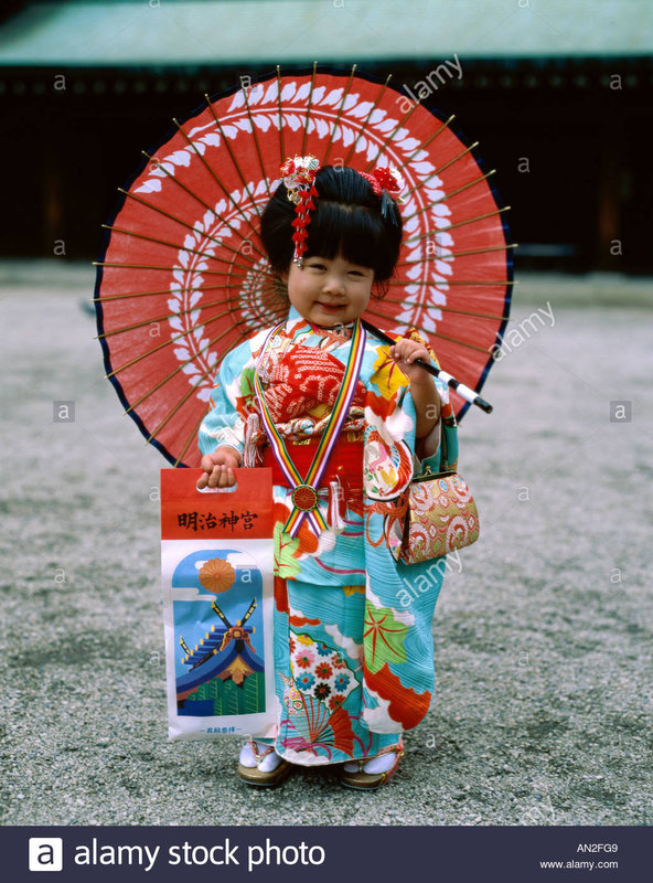 fille-en-kimono-festival-pour-7-5-3-ans-shichi-go-san-tokyo-japon-an2fg9