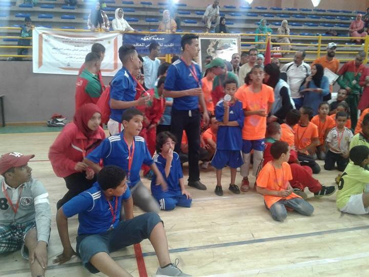 les jeunes sportifs d'Ourika Tadamoune en maillots bleu et rouge et vert