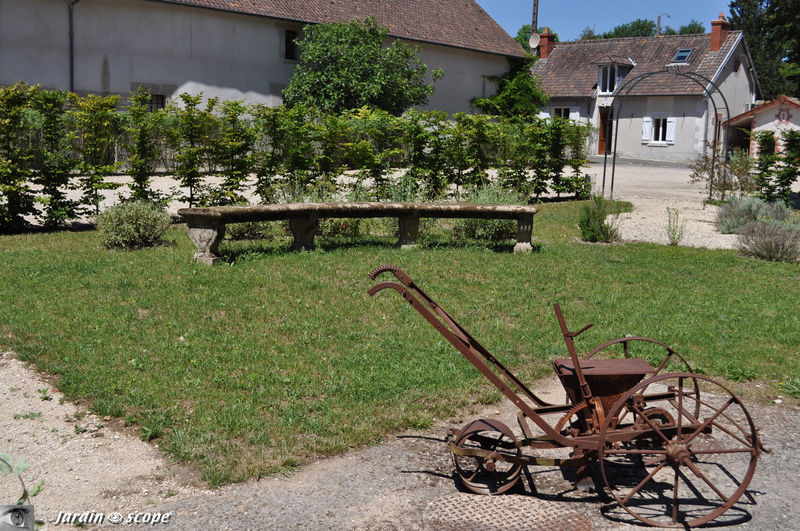 Banc de pierre en arc de cercle à l'Herboretum (45)