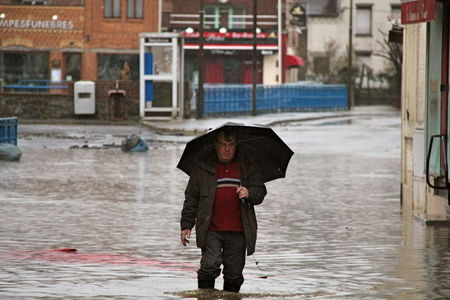 INONDATIONS_2011_place_Pasteur_parapluie