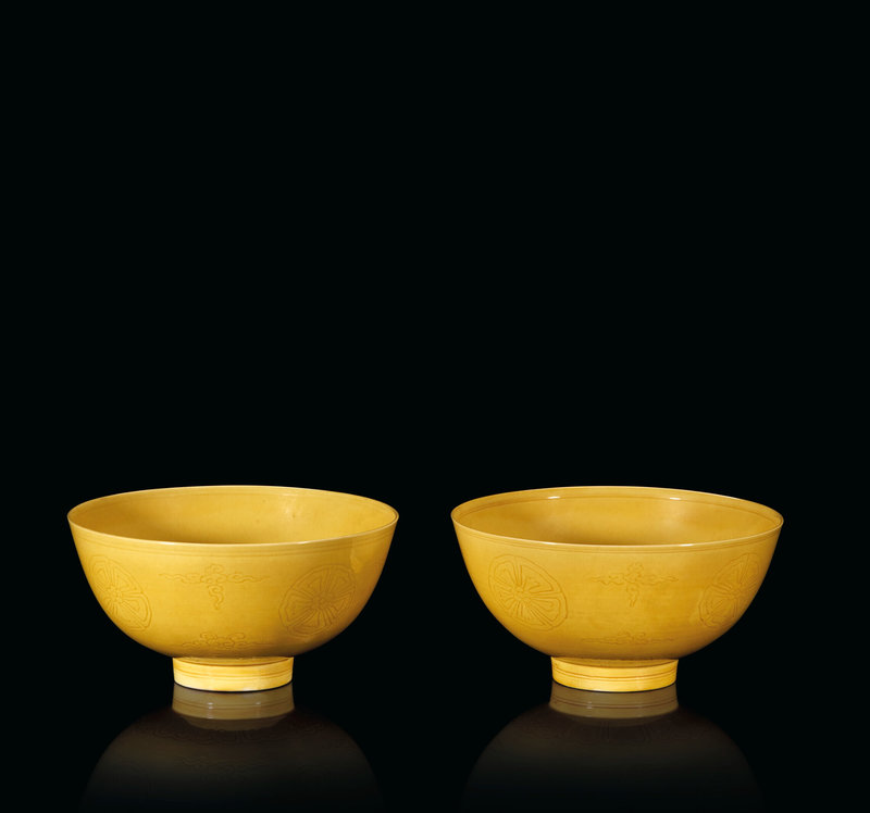 2022_PAR_19770_0502_000(paire_de_bols_en_porcelaine_201maill201e_jaune_chine_dynastie_qing_mar123450)