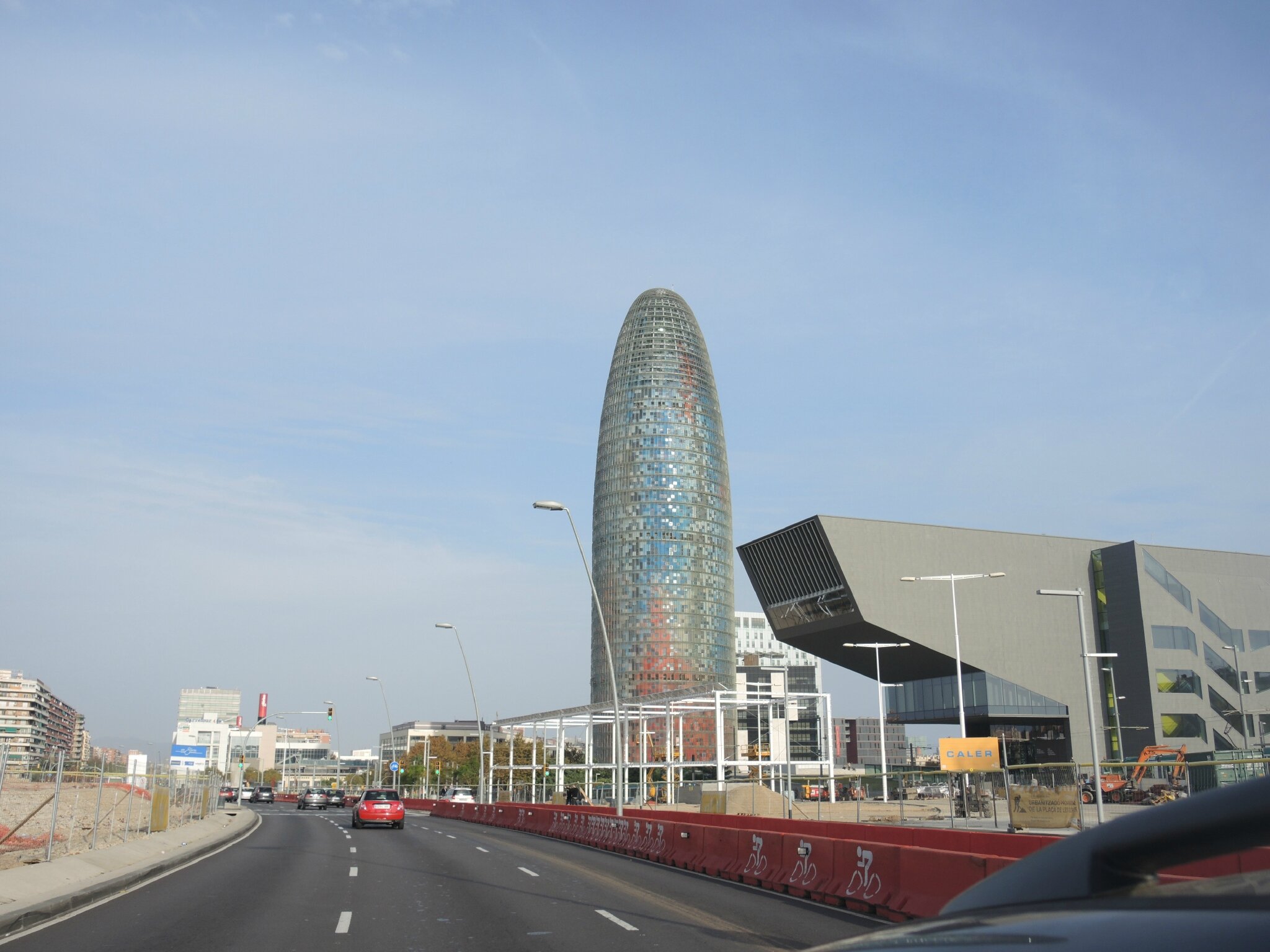 Barcelone, tour Agbar vue de la route (Espagne)
