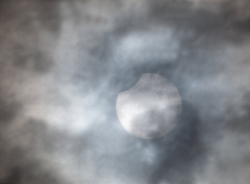 Eclipse partielle soleil nuages 251022 ym 5