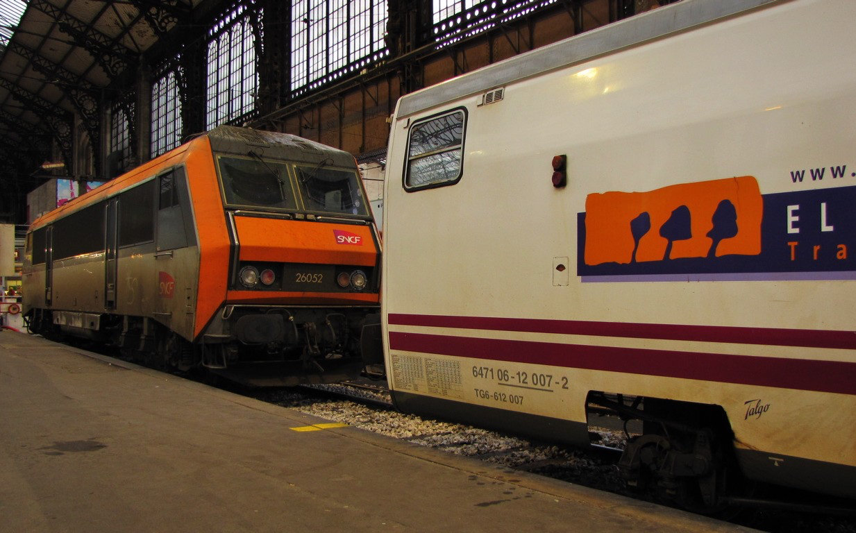 BB 26052 et le Talgo, terminus à Paris Austerlitz