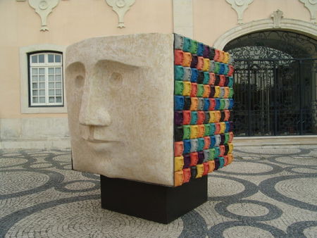 Imagem_da_Escultura_de_nome___UNO___em_frente_aos_Pa_os_do_Concelho_de_Aveiro