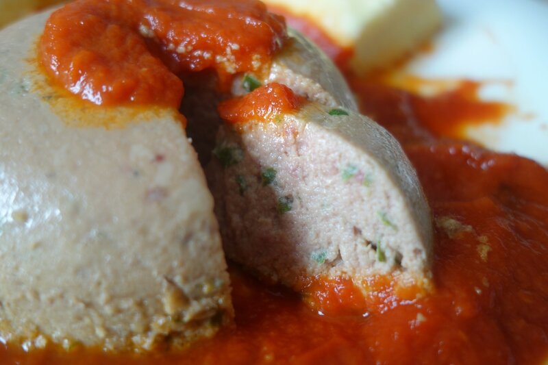 gâteaux de foies de volaille, quenelles, coulis de tomates