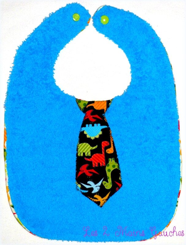bavoir éponge turquoise cravate noire avec dino