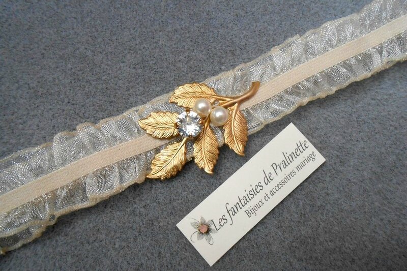 bijoux-mariage-jarretiere-mariee-mousseline-et-feuilles-dorees-2