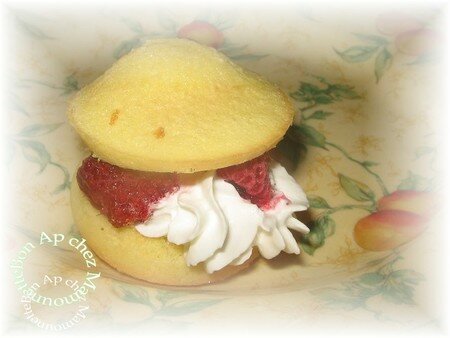 Coques_fourr_es_framboises_et_chantilly_bon_ap_chez_Mam008