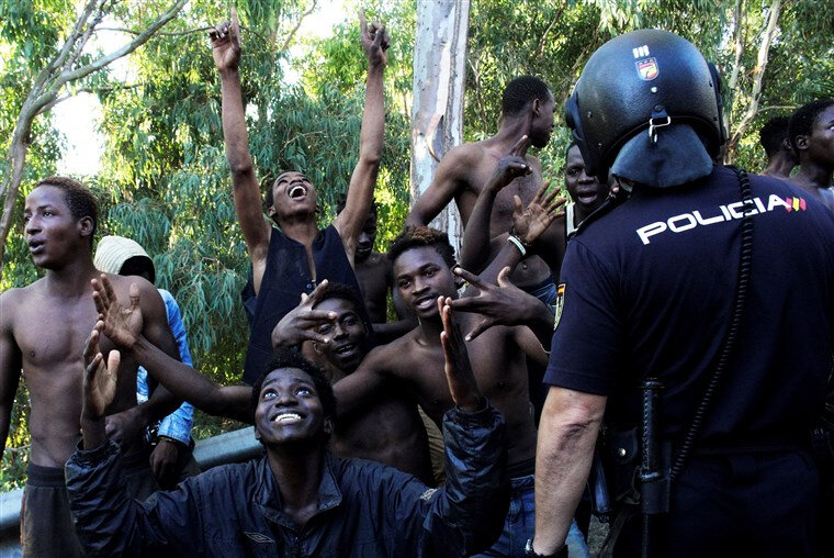 Ceuta: 800 migrants franchissent la frontière Ceuta Migrants