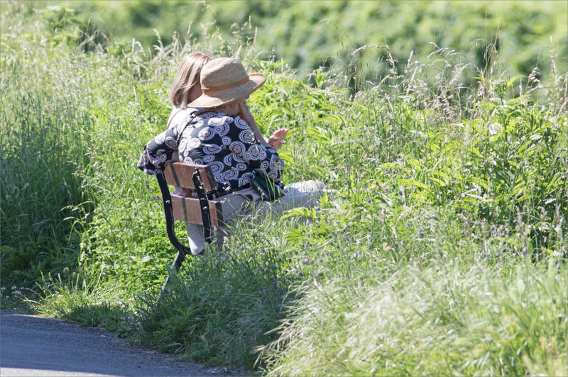 Banc herbe personnes 080621