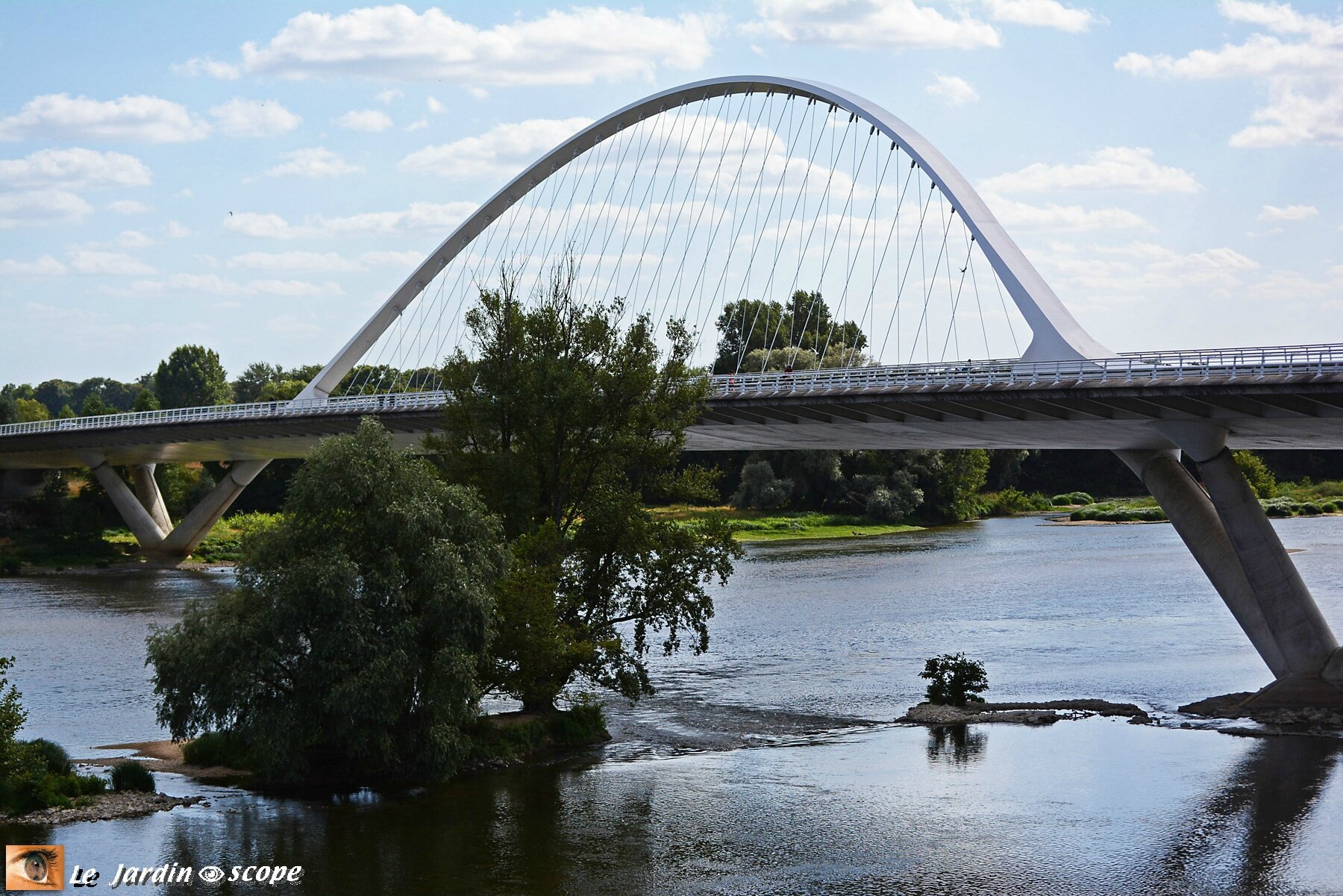 Pont de l'Europe (Orléans) au dessus de la Loire....