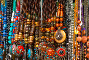 20081209125650_Ethnic_jewellery_being_sold_at_Colaba__Mumbai