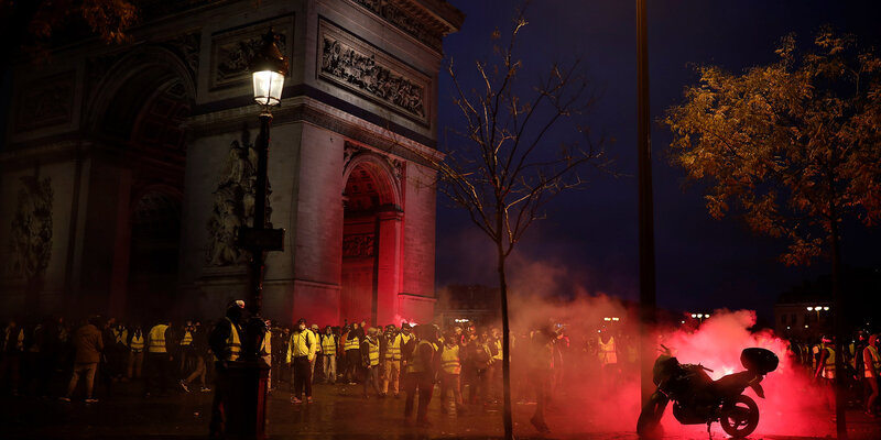 Gilets-jaunes-une-3e-journee-de-manifestations-marquee-par-les-violences-et-le-chaos