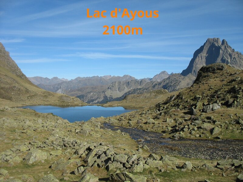 Lacs d'Ayous, lac et montagnes