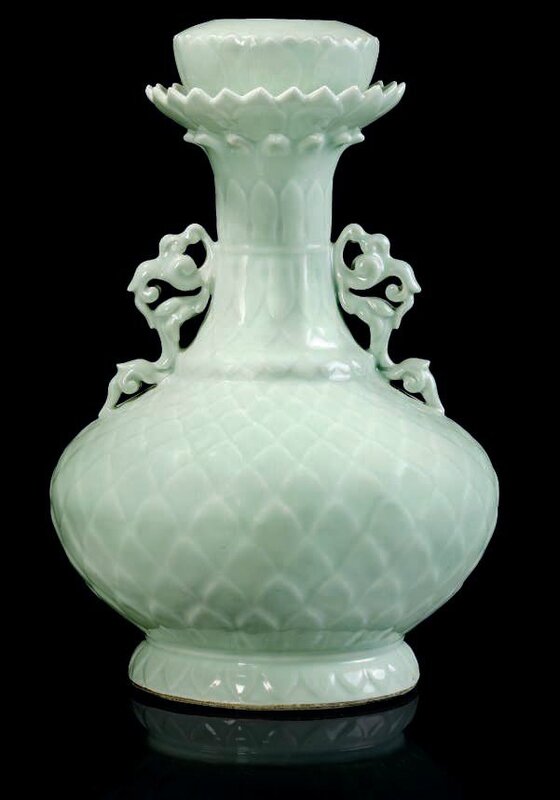 Vase 'Lotus' en porcelaine émaillée céladon, Chine, Fin de la dynastie Qing (1644-1911)