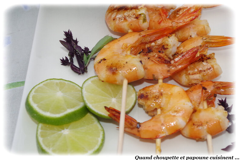 brochettes de crevettes grillées, sauce aux herbes et citron vert-5051