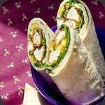 Wraps au poulet frit à l’ail des ours et mangue