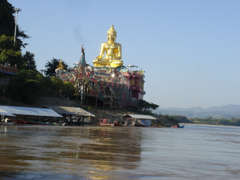 Bouddha géant au bord du Mékong