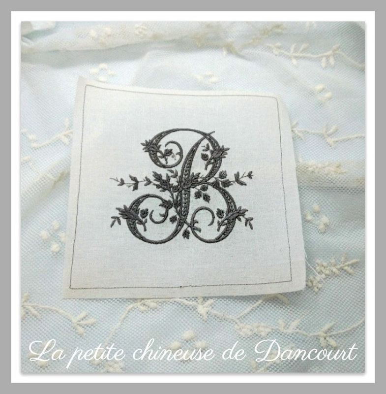 Monogramme Marie-Antoinette gris la petite chineuse de Dancourt