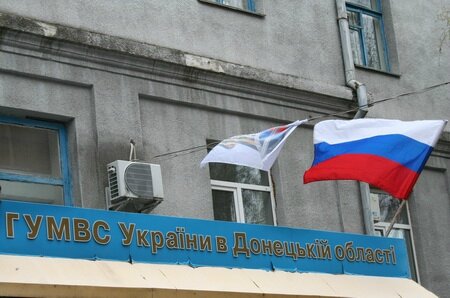 Le drapeau russe flotte sur le commissariat de Slaviansk