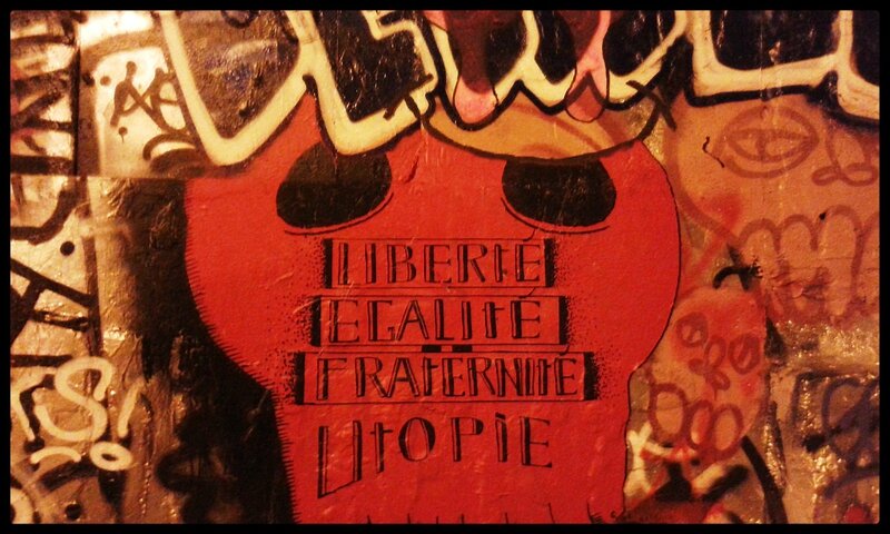graffiti : tête de mort rouge aves message utopie inscrit dessus