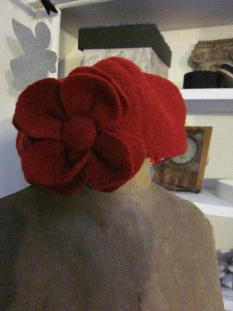 Chapeau AGATHE en laine bouillie rouge avec fleur - doublure de coton rouge à pois blancs (3)