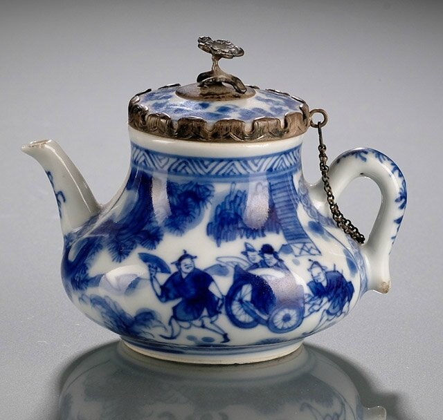 A blue and white small wine pot and cover with silver mounts, Kangxi period (1662-1722)
