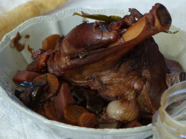 Souris d'agneau, 4 épices, oignons grelots et petits légumes.