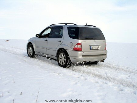 sexy_leather_girl_snow_stuck_snow_chains_002