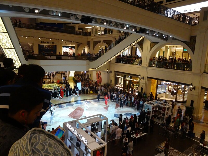 Un spectacle à l'intérieur d'un grand hall du Mall of The Emirates