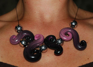 Black_and_Pink_Collier_en_p_te_fimo_port_