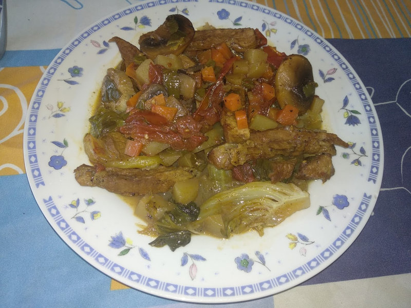 Wok de boeuf aux pak choï et aux légumes variés