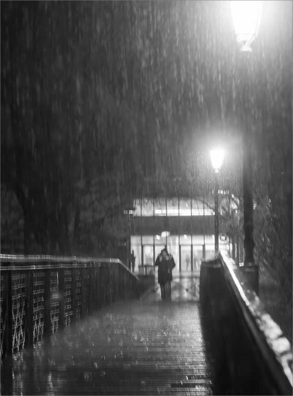 Nuit pluie ville 070123 17 ym passerelle homme nb