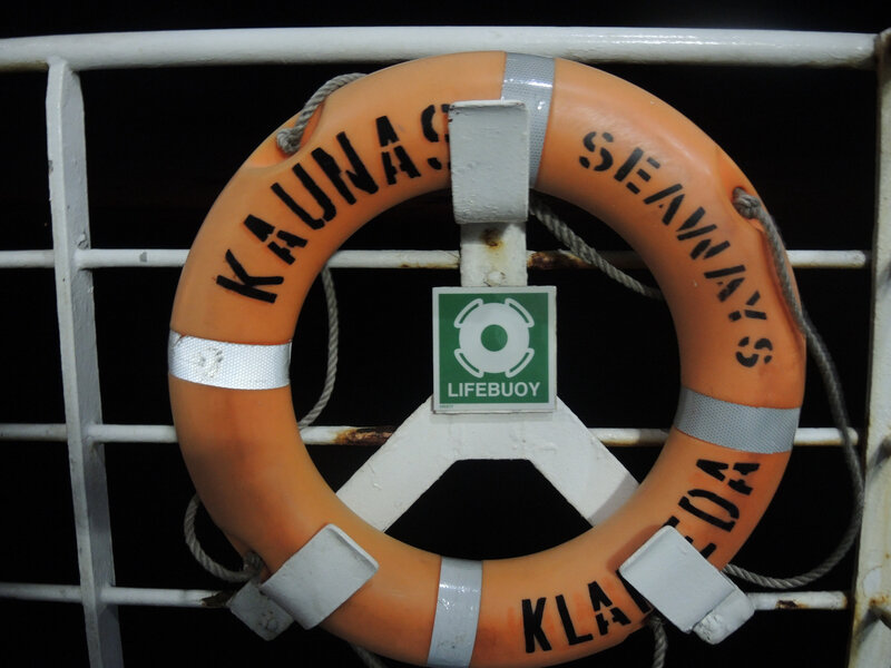 Q) Sur le ferry, bouée de sauvetage (Mer Baltique)