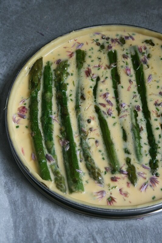 quiche aux asperges et fleurs de ciboulette - Minouchka