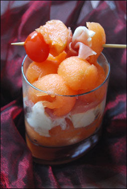 Variation autour du melon recettes Bouchée de figues, serrano et mozzarella