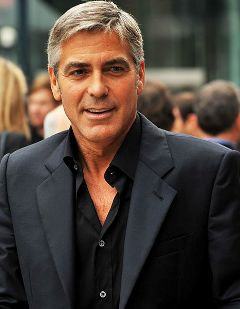 George Clooney qui sourit
