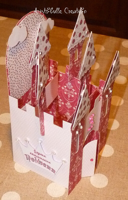 Card-in-a-box château aux fraises - profil gauche