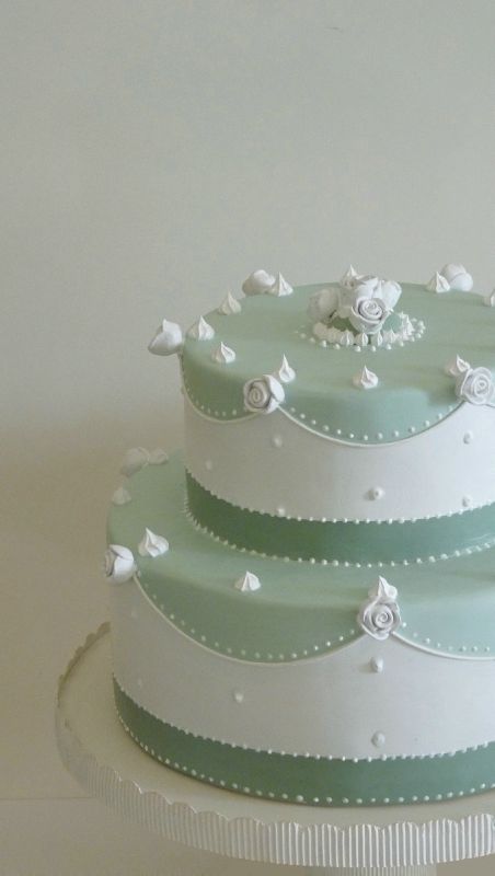 faux gâteau en pâte à sucre vert amande et blanc
