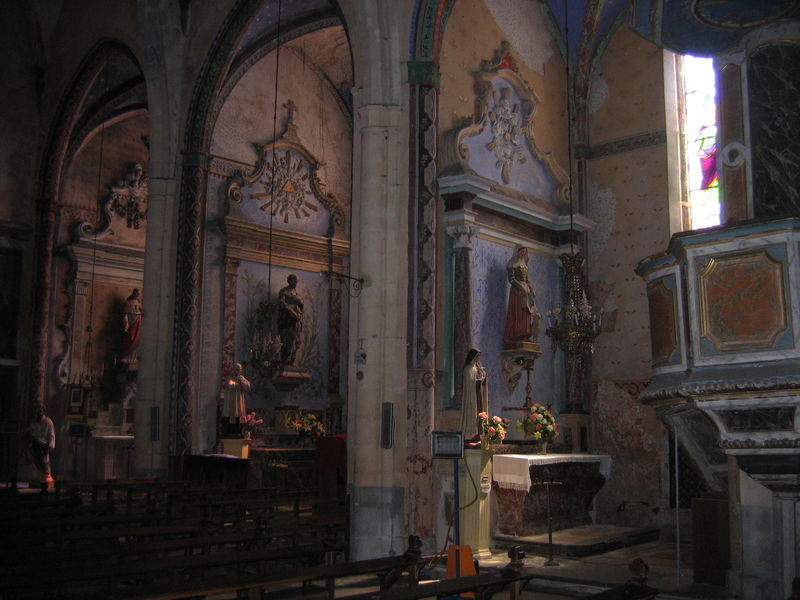 Montolieu : L'intérieur de l'église ; ses chapelles.