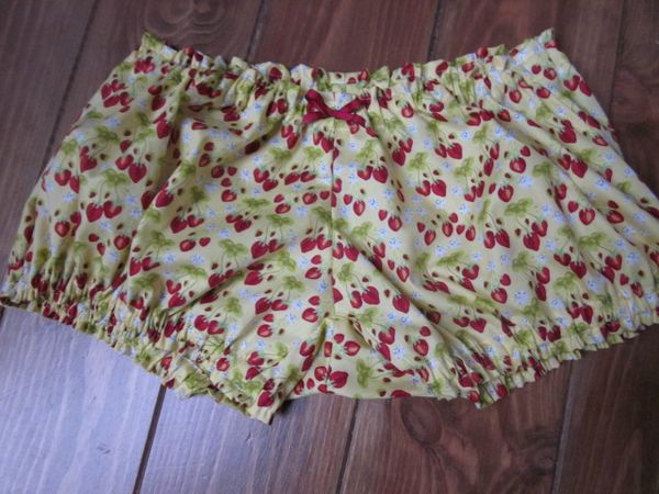 Culotte en coton jaune imprimé fraises et noeud assorti (2)