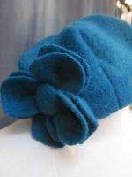 Chapeau AGATHE en laine bouillie bleu pétrole avec fleur - Doublure de coton assorti à pois blancs (1)