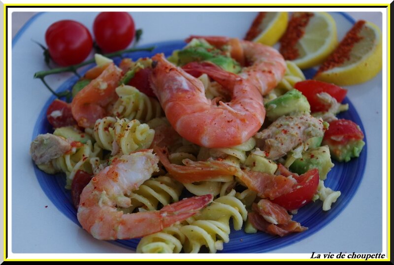 salade de pâtes, truite fumée, crevettes roses, avocat-2