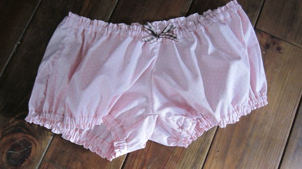 Culotte rose à pois blancs avec noeud à carreaux (1)