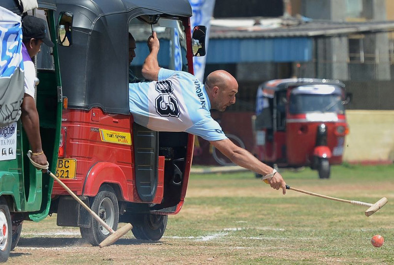 Au Sri Lanka, les habitants jouent au tuk-tuk polo.