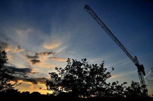 Coucher de soleil et grue