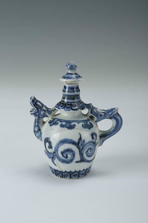 Blue-and-white water dropper with the design of dragons, Xuande period (1426-1435)